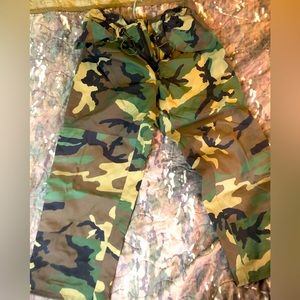 USGI Goretex Pants. M81 Woodland Camouflage. Rain,Snow , Cold Weather. Size L-R